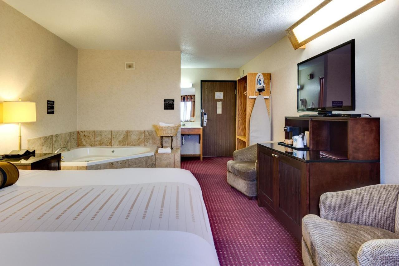 Fireside Inn And Suites Devils Lake Exterior foto
